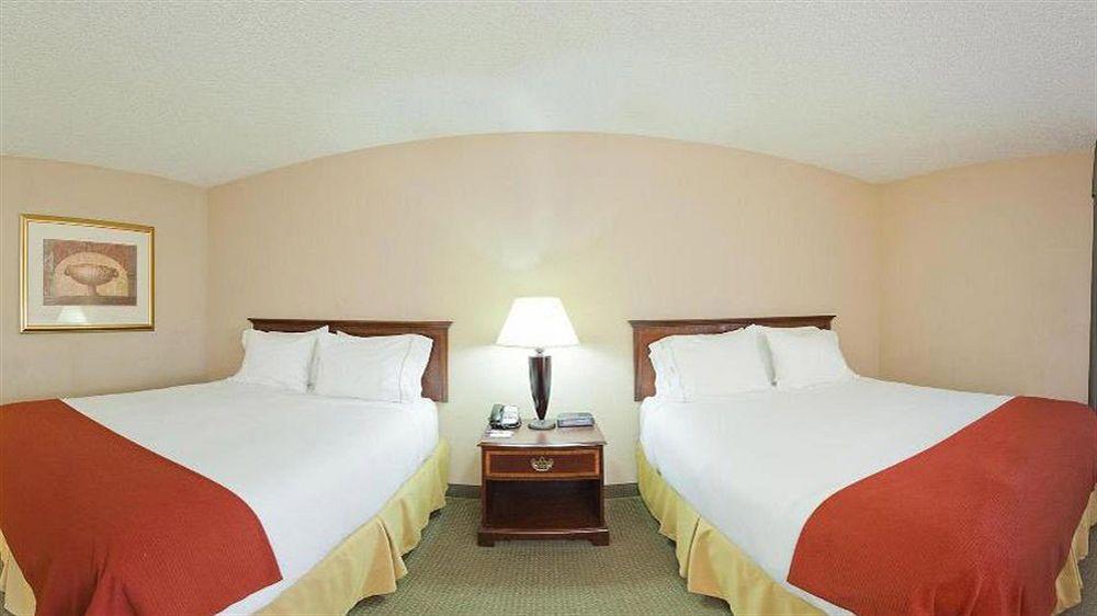 Holiday Inn Express Hotel Kansas City - Bonner Springs By Ihg Exterior foto