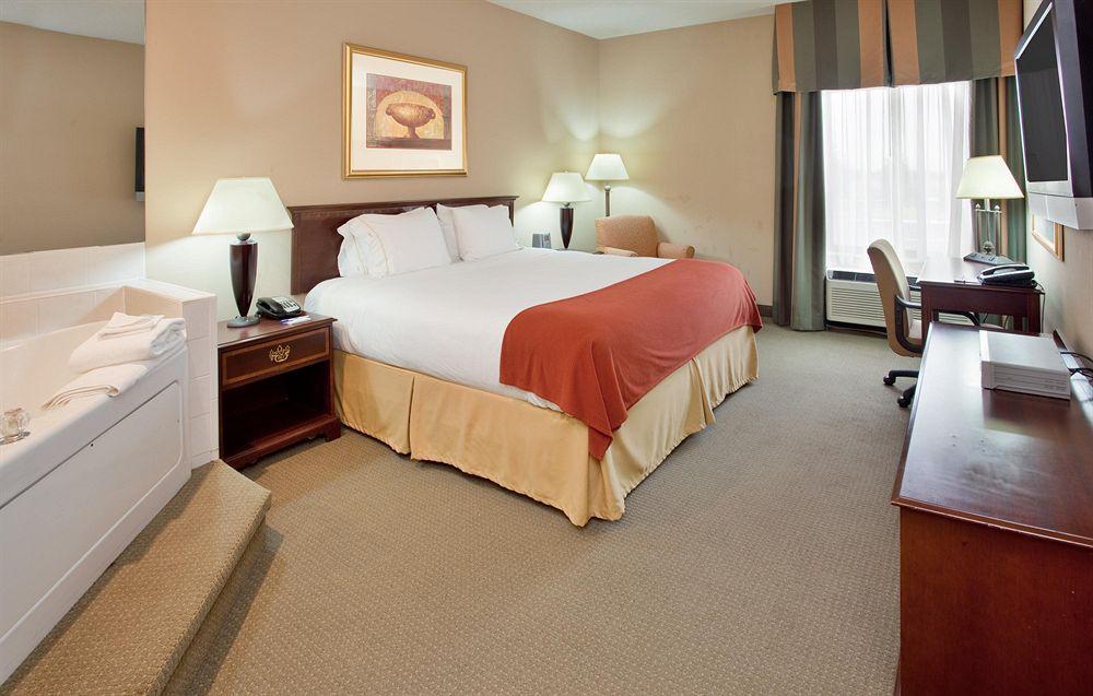 Holiday Inn Express Hotel Kansas City - Bonner Springs By Ihg Habitación foto
