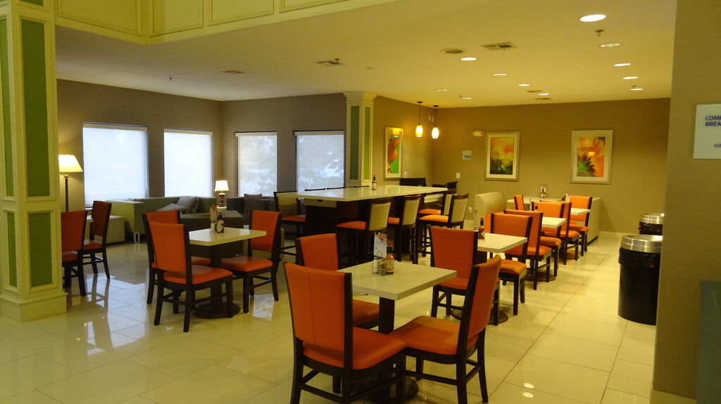 Holiday Inn Express Hotel Kansas City - Bonner Springs By Ihg Exterior foto