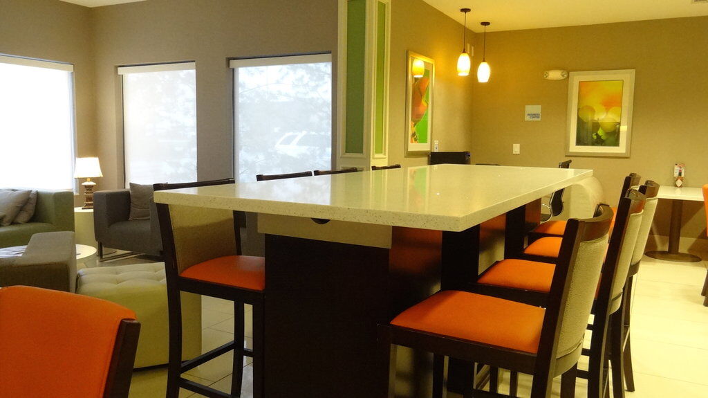 Holiday Inn Express Hotel Kansas City - Bonner Springs By Ihg Exterior foto